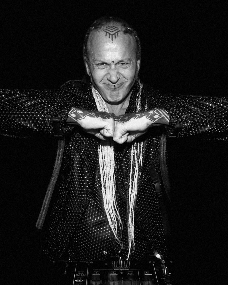 Ari Denaro, Porträt